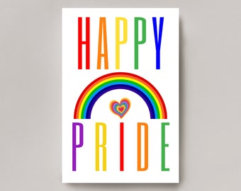 Könnte beinhalten: Eine weiße Karte mit dem Text "HAPPY PRIDE" in Regenbogenfarben. Ein Regenbogenbogen mit einem mehrfarbigen Herzen in der Mitte befindet sich über dem Text.