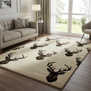 Könnte beinhalten: Ein cremefarbener Teppich mit einem braunen Hirschkopf-Muster. Der Teppich befindet sich in einem Wohnzimmer mit einer Couch und einem Stuhl.