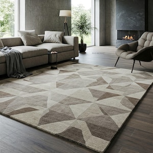 Puede incluir: Una alfombra geométrica beige y marrón con un diseño moderno. La alfombra está colocada sobre un suelo de madera en un salón.