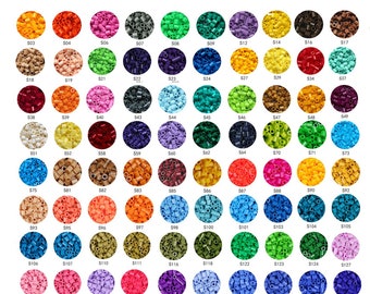 Op de afbeelding: Een verzameling van 143 verschillende gekleurde 5 mm midi-formaat plastic kralen. De kralen zijn gerangschikt in rijen en kolommen, waarbij elke kraal een unieke kleur en nummer heeft.