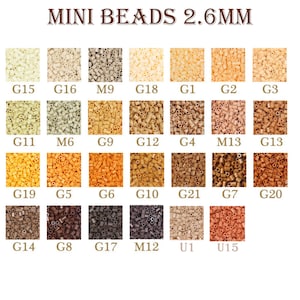 Puede incluir: Una carta de colores de 15 tonos diferentes de cuentas de plástico, cada una con un diámetro de 2,6 mm. Las cuentas están dispuestas en una cuadrícula y etiquetadas con letras y números. Los colores van del blanco al marrón.