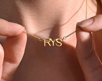 Initial Halskette, personalisierte Buchstabe Halskette, Buchstabe Halskette, winzige Initial Charm in Silber, Brautjungfer Halskette, Geschenk für sie, Mama Geschenke