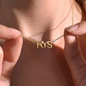 Collar inicial, collar de letra personalizado, collar de letra, pequeño encanto inicial en plata, collar de dama de honor, regalo para ella, regalos de mamá