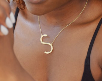Große Buchstabe Halskette, große Anfangsbuchstaben Halskette, gravierte neue Mutter Geschenke, benutzerdefinierte großer seitlicher Buchstabe Schmuck, Namenshalskette für Frauen