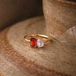 Bague personnalisée Toi et Moi avec pierres précieuses, bague émeraude et poire, bague pierre de naissance baguette, cadeau d'anniversaire, cadeau de remise de diplôme, cadeau de mariage
