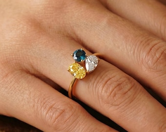 Anillo de esmeralda con tres piedras de nacimiento, anillo de piedras preciosas multiforma, anillo de piedra de nacimiento familiar, anillo de triple piedra de nacimiento, regalo para ella, regalo de Navidad