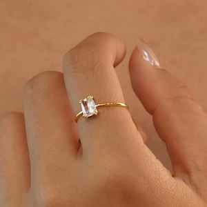 Dainty Baguette Diamond Ring, Baguette Birthstone Ring, Custom Stackable Gemstone Ring,Emerald Solitaire Ring,Mother&#39;s Day Gift,Gift for Mom