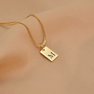 Collar con etiqueta de letra dorada, collar con inicial personalizado, collar con letra dorada, collar con barra de letra, collar con barra de inicial, regalo para ella/mamá