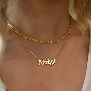 Collar con nombre en inglés antiguo de 18 quilates, collar con nombre gótico personalizado, collar con nombre de oro de 18 quilates, regalo personalizado, collar con nombre de cadena Figaro, regalo de cumpleaños