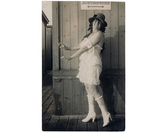 Fotografia de praia vintage publicada como pôster moderno: fotografias de mulheres de Mary Willumsen da década de 1910, impressão artística, preto e branco, Lilly