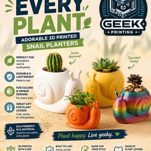 Könnte beinhalten: Vier schneckenförmige Pflanzgefäße in Weiß, Gelb, Orange und Regenbogenfarben, die jeweils eine kleine Pflanze enthalten. Das Bild enthält den Text: Add a little charm to EVERY PLANT, GEEK PRINTING, ADORABLE 3D PRINTED SNAIL PLANTERS, Plant happy. Live geeky.