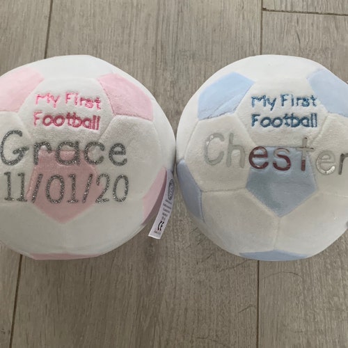 Regalo personalizado de fútbol para bebé / regalo para recién nacido / pelota sonajero suave para bebé / cualquier nombre / regalo para baby shower / juguete para bebé / pelota de felpa suave / juguete para bebé