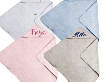 Toalla con capucha personalizada para bebé: un suave regalo para la hora del baño.