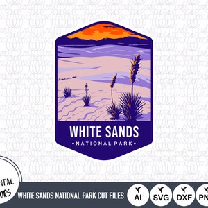 Könnte beinhalten: Ein lila-weißes Abzeichen im Vintage-Stil mit einer Sonnenuntergangsszene über weißen Sanddünen und einer Yucca-Pflanze. Der Text lautet "White Sands National Park."