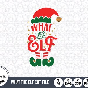 Puede incluir: Una ilustración de un duende navideño rojo y verde con un gorro rojo y una campana. El duende está de pie sobre sus pies y el texto "WHAT the ELF" está escrito en letras rojas y blancas.