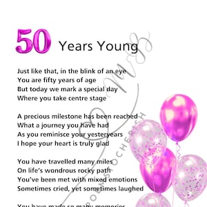 Könnte beinhalten: Eine weiße Karte mit dem Text "50 Years Young" in Pink. Die Karte enthält ein Gedicht zum 50. Geburtstag und zeigt rosa Ballons mit weißen Konfetti. Das Design ist schlicht und festlich.