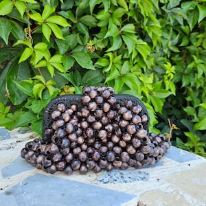Bolso de mano con cuentas de madera, hecho a mano en marrón y negro, minibolso de mano con cuentas y cierre de broche, bolso de mano de verano con cuentas, bolso marrón