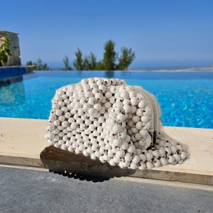 Bolso de mano blanco hecho a mano con cuentas de madera, bolso de mano con cuentas y cierre de broche, bolso de mano tipo sobre para verano, bolso de mano para boda en la playa, bolso de noche para novia.