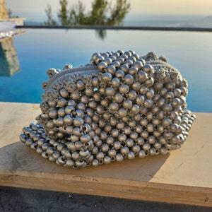 Bolso de mano para mujer con cuentas de madera, hecho a mano en plata, minibolso de mano con cuentas y cierre de broche, bolso de mano de verano con cuentas, bolso plateado.