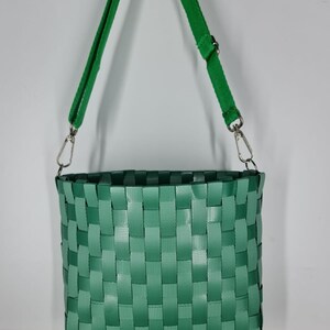 Bolso de cubo tejido a mano en verde menta, bolso de compras, bolso de cesta, bolso cruzado tejido a mano, bolso de cubo, bolso de hombro de plástico reciclado, bolso cruzado de playa