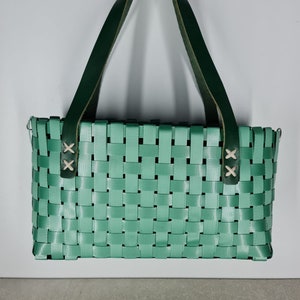 Bolso de mano tejido a mano color verde menta, bolso de compras, bolso de cesta, bolso cruzado tejido a mano, bolso tejido, bolso de hombro de plástico reciclado, bolso de playa.