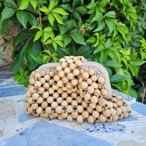 Bolso de mano beige con cuentas de madera, hecho a mano, para mujer, minibolso de mano con cuentas y cierre de broche, bolso de mano de verano con cuentas, bolso beige.