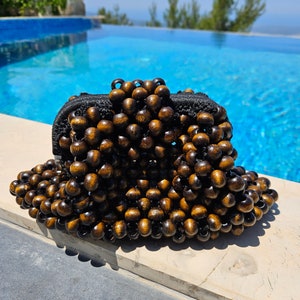 Bolso de mano para mujer con cuentas de madera hechas a mano en marrón, bolso de mano con cuentas de madera, mini bolso de mano con cuentas y cierre de broche, bolso de mano con cuentas de verano, bolso marrón