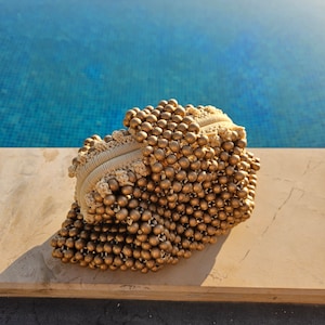Bolso de mano para mujer con cuentas de madera doradas, hecho a mano, minibolso de mano con cuentas y cierre de broche, bolso de mano de verano con cuentas, bolso dorado.