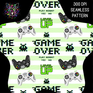 Puede incluir: Patrón sin costuras con mandos de videojuegos, personajes alienígenas pixelados y las frases "Game Over" y "Level Up" en verde y blanco. El diseño incluye el texto "Play Again? Yes No".