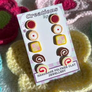 Kolczyki w kształcie ciasta | Miniaturowe kolczyki w kształcie ciasta z gliny polimerowej | Kolczyki w kształcie ciasta Battenberg | Kolczyki w kształcie wiśniowego Bakewell | Kolczyki z dżemem
