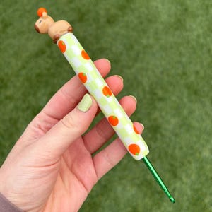 Capybara Crochet Hook | Cute Pastel Green Checkered Animal Ergonomic Polymer Clay Crochet Hook Grip | Capybara with Orange Crochet Hook