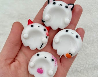 Joli motif fantôme en argile polymère | Copain d'anxiété kawaii sur le thème d'Halloween | Pierre de câlin de poche de soutien émotionnel faite main