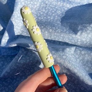 Sage Green Daisy Crochet Hook | Made to Order Ergonomic Custom Polymer Clau Crochet Hook Grip | Cute Green Flower Crochet Hook Needle