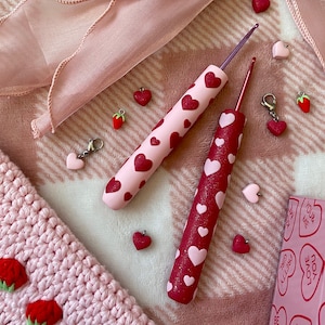 Set di uncinetti ergonomici personalizzati in argilla polimerica a forma di cuore rosa e rosso