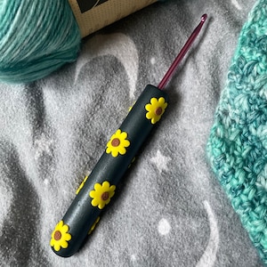 Crochet Tournesol | Crochet personnalisé ergonomique fait main en pâte polymère | Crochet noir irisé tournesol