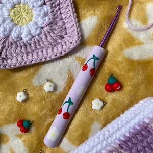 Crochet cerise violette | Poignée ergonomique faite main mignonne faite main de crochet de fruit d'argile polymère
