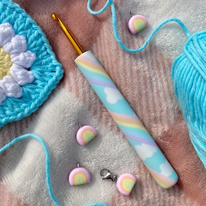 Pastell Regenbogen Häkelnadel | Baby Blau Handgefertigte Ergonomische Benutzerdefinierte Polymer Clay Häkelnadel Griff | Häkelnadel mit Wolke