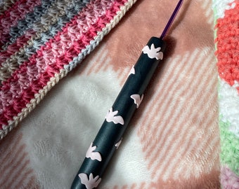 Halloween Crochet Hook | Handmade Ergonomic Custom Polymer Clay Crochet Hook | Bat Crochet Hook | Glittery Black Crochet Grip