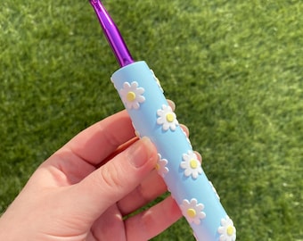 Uncinetto ergonomico personalizzato in argilla polimerica Blue Daisy