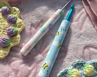 Conjunto de agulhas de crochê personalizadas com abelha e flor em tons pastel | Cabos ergonômicos feitos à mão em argila polimérica