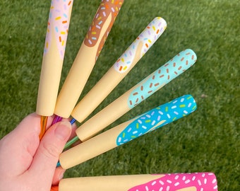 Gestrooide donut polymeerklei haaknaaldenset | Leuke ergonomische haaknaaldgrepen op maat | Gehaakte donuts met steekmarkeringen