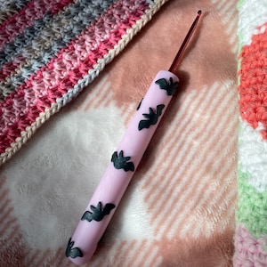 Crochet d'Halloween | Crochet rose fait main ergonomique personnalisé en pâte polymère | Crochet chauve-souris rose | Grip au crochet rose layette