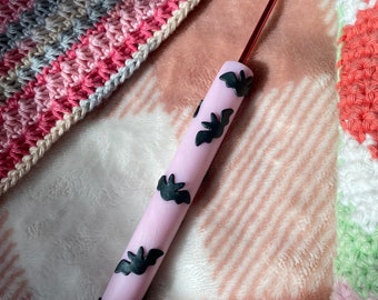 MADE TO ORDER Glittery Pink Bat Halloween Crochet Hook | Custom Crochet Hooks | Polymer Clay Crochet Hooks | Cute Crochet Hook |