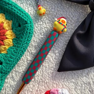 Christmas Duck Crochet Hook | Red and Green Checkered Animal Ergonomic Polymer Clay Crochet Grip