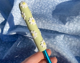 MADE TO ORDER Sage Green Daisy Crochet Hook | Custom Crochet Hooks | Polymer Clay Crochet Hooks | Cute Crochet Hook | Crochet Hook Grip