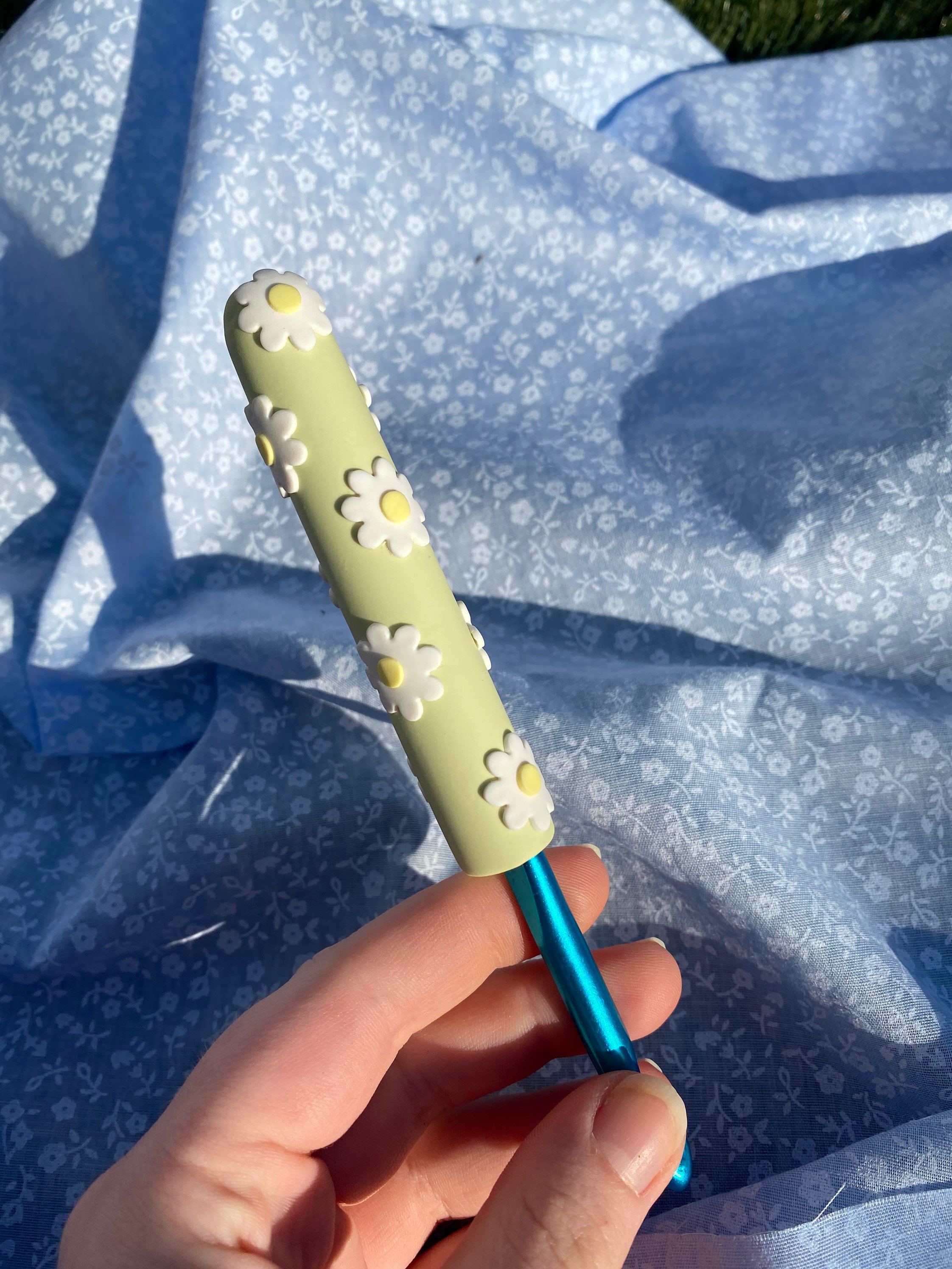 MADE TO ORDER Sage Green Daisy Crochet Hook Custom Crochet Hooks Polymer  Clay Crochet Hooks Cute Crochet Hook Crochet Hook Grip 