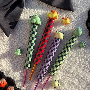 Halloween Themed Animal Crochet Hook Set of 4 | Checkered Polymer Clay Crochet Grips | Octopus, Frog, Duck, and Bee Crochet Hook Set