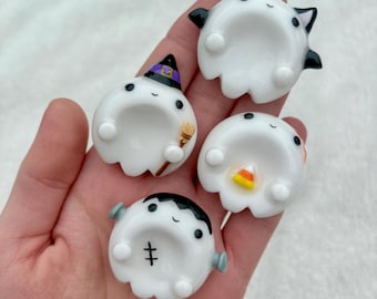 Joli motif fantôme en argile polymère | Copain d'anxiété kawaii sur le thème d'Halloween | Pierre de câlin de poche de soutien émotionnel faite main