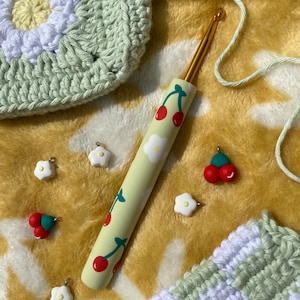 Crochet vert sauge cerise | Poignées ergonomiques faites à la main et personnalisées en argile polymère | Grip crocheté vert pastel avec fruits et fleurs