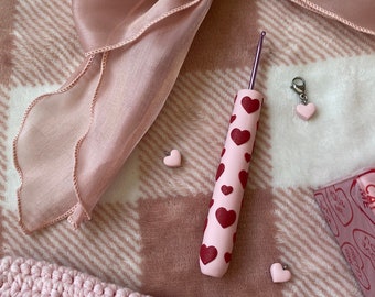 MADE TO ORDER Baby Pink Valentines Day Themed Crochet Hook | Heart Crochet Hooks | Polymer Clay Crochet Hooks | Crochet Hook Grip